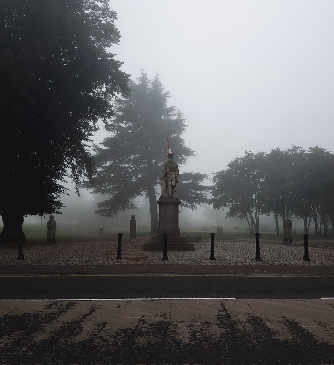 KSP_artist's tweet photo. A gloomy walk to work 
📍Perth, Scotland 
#photography #fog #walktowork #Scottish #scotland #city https://t.co/FaC8hs0Egi