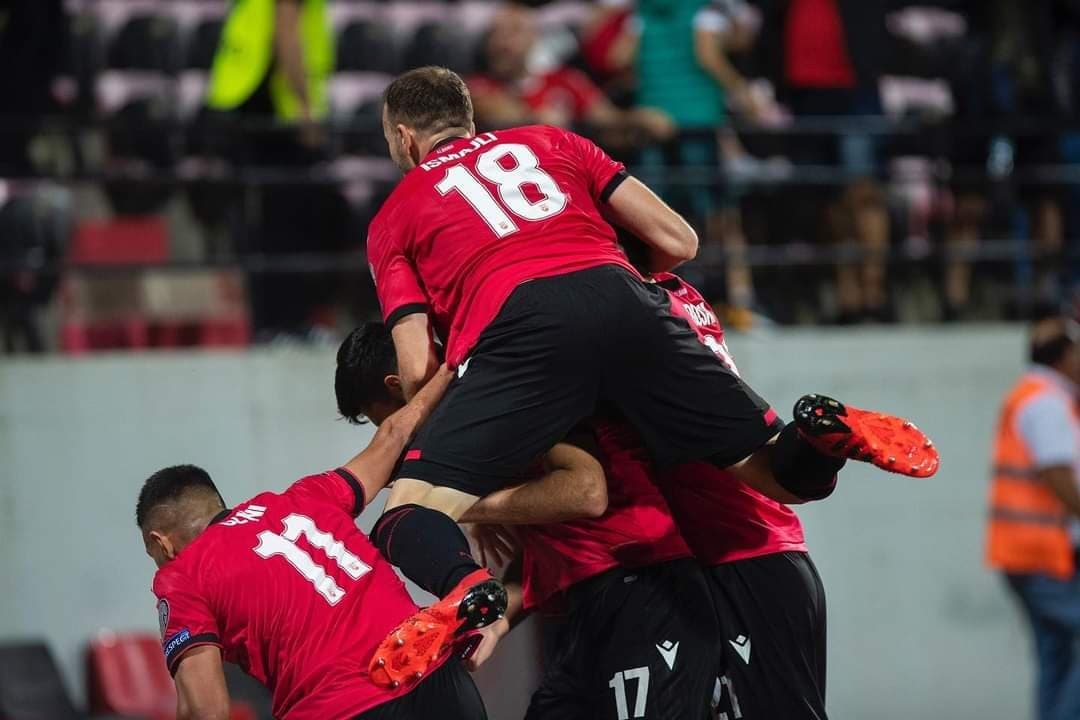 FITON SHQIPËRIAAA 🤩🇦🇱👐🏻🦅

Përfundon sfida ndaj Hungarisë 🇭🇺 me rezultatin
Shqipëria 1️⃣-0️⃣Hungaria

❤️🖤 Shënon për KOMBËTAREN @armando.broja 👏🏻👏🏻👏🏻👏🏻

#ForcaShqipëria