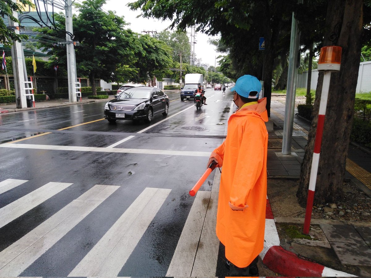 RTARF_PR's tweet image. กองทัพไทย โดย กองร้อยทหารม้าลาดตระเวนที่ 1 จัดชุดช่วยเหลือประชาชนและจิตอาสาของหน่วย ออกช่วยเหลือประชาชนในห้วงที่ฝนตก เพื่ออำนวยความสะดวกในด้านการจราจร บริเวณจุดที่จะเกิดอุบัติเหตุ กับประชาชนในการขับขี่ รวมทั้งสำรวจเพื่อช่วยเหลือประชาชนด้านอื่นๆ บริเวณ ถนนสามเสน กรุงเทพมหานคร