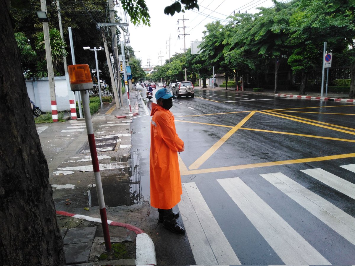 RTARF_PR's tweet image. กองทัพไทย โดย กองร้อยทหารม้าลาดตระเวนที่ 1 จัดชุดช่วยเหลือประชาชนและจิตอาสาของหน่วย ออกช่วยเหลือประชาชนในห้วงที่ฝนตก เพื่ออำนวยความสะดวกในด้านการจราจร บริเวณจุดที่จะเกิดอุบัติเหตุ กับประชาชนในการขับขี่ รวมทั้งสำรวจเพื่อช่วยเหลือประชาชนด้านอื่นๆ บริเวณ ถนนสามเสน กรุงเทพมหานคร