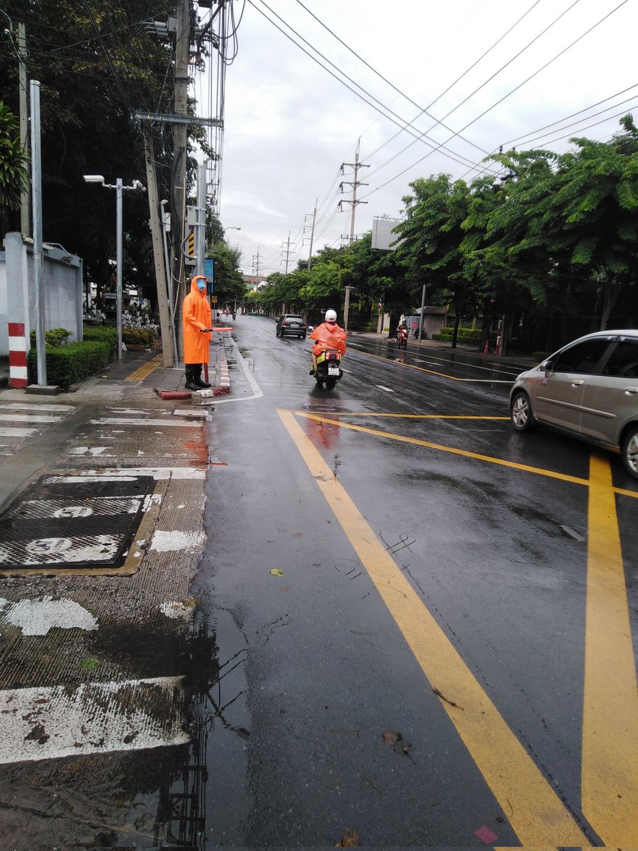 RTARF_PR's tweet image. กองทัพไทย โดย กองร้อยทหารม้าลาดตระเวนที่ 1 จัดชุดช่วยเหลือประชาชนและจิตอาสาของหน่วย ออกช่วยเหลือประชาชนในห้วงที่ฝนตก เพื่ออำนวยความสะดวกในด้านการจราจร บริเวณจุดที่จะเกิดอุบัติเหตุ กับประชาชนในการขับขี่ รวมทั้งสำรวจเพื่อช่วยเหลือประชาชนด้านอื่นๆ บริเวณ ถนนสามเสน กรุงเทพมหานคร