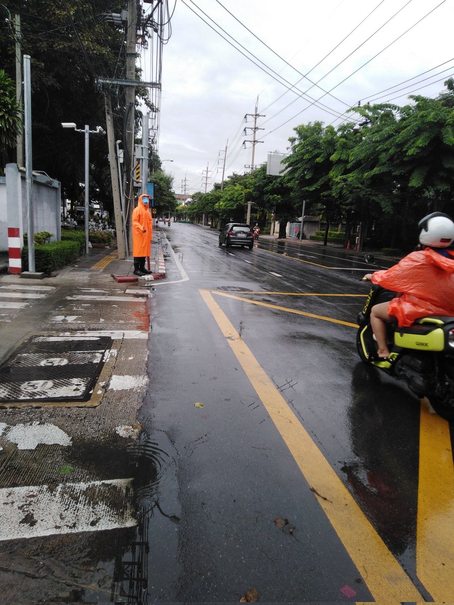 RTARF_PR's tweet image. กองทัพไทย โดย กองร้อยทหารม้าลาดตระเวนที่ 1 จัดชุดช่วยเหลือประชาชนและจิตอาสาของหน่วย ออกช่วยเหลือประชาชนในห้วงที่ฝนตก เพื่ออำนวยความสะดวกในด้านการจราจร บริเวณจุดที่จะเกิดอุบัติเหตุ กับประชาชนในการขับขี่ รวมทั้งสำรวจเพื่อช่วยเหลือประชาชนด้านอื่นๆ บริเวณ ถนนสามเสน กรุงเทพมหานคร