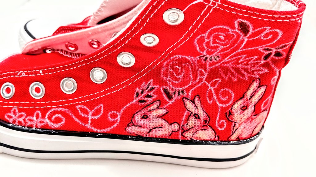 ロリータファッションの方に着用して頂くスニーカー制作 うさぎと薔薇がとてもよく似合うお方 内側は懐中時計も描こうかなと考えています 大きな時計でもお洒落かなー スニーカー スニーカー好き スニーカーに絵を描く オリジナルイラスト