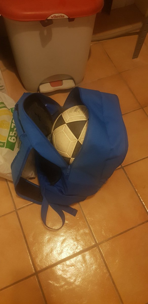 ElrikarMetal's tweet photo. Me acabo de emocionar. Veo que mi hijo se ha llevado el Mikasa para jugar con los colegas, hay esperanza en esta nueva generación. Espero que estén todos bien. https://t.co/1UJ17fvpUv