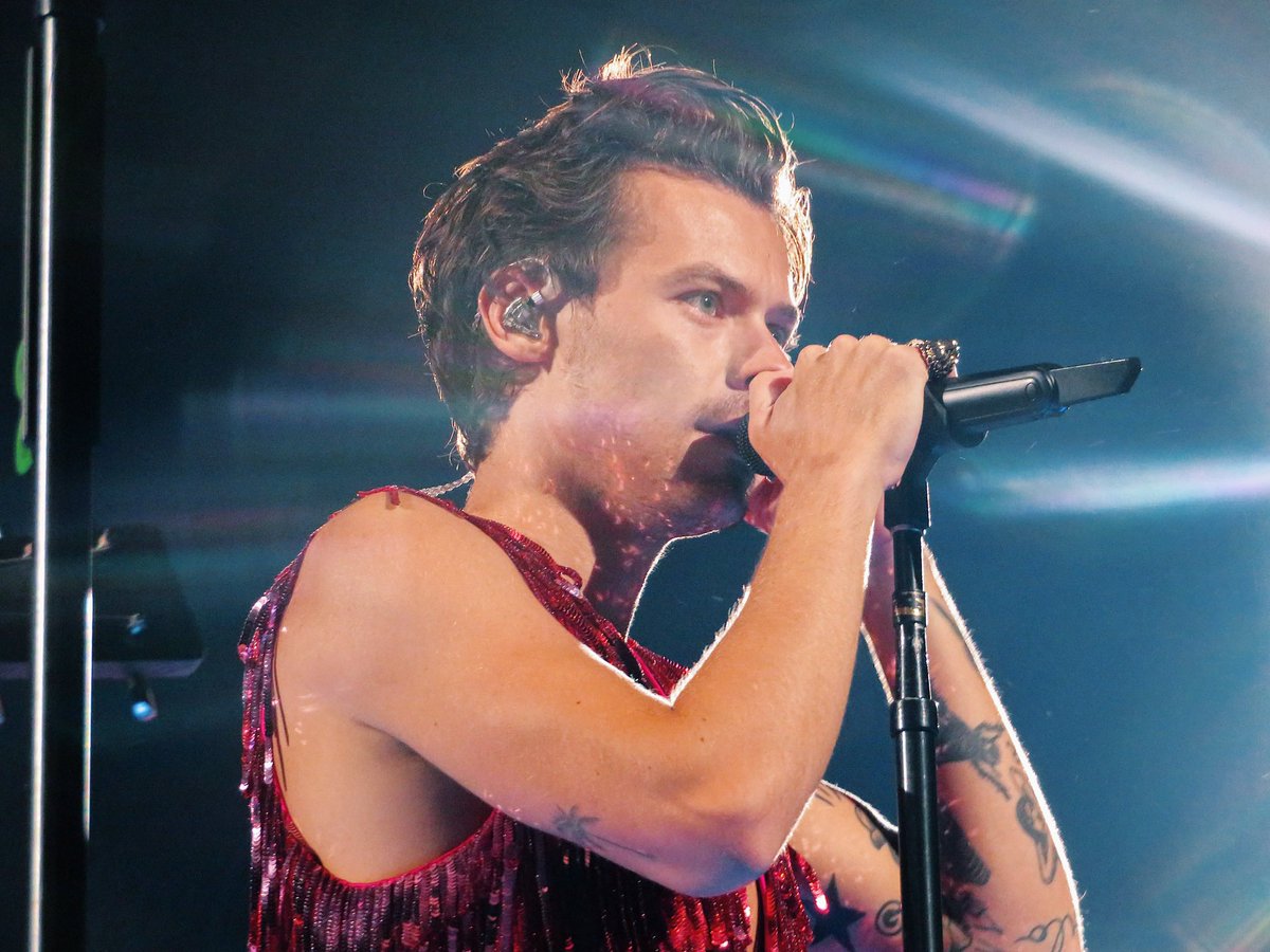hsdaily's tweet photo. Harry on stage in Las Vegas, NV - September 4 (via haleykwea on IG) https://t.co/7PatsRnBnu