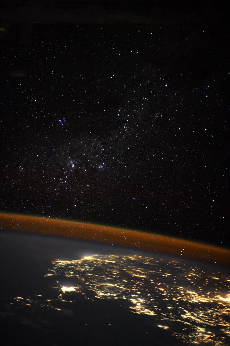 Les lumières des étoiles dans le ciel et celles des villes sur la 🌍 : si c’est un concours de beauté et de luminosité, vous en serez les juges ! 🤩 #MissionAlpha flic.kr/p/2mmmNiV