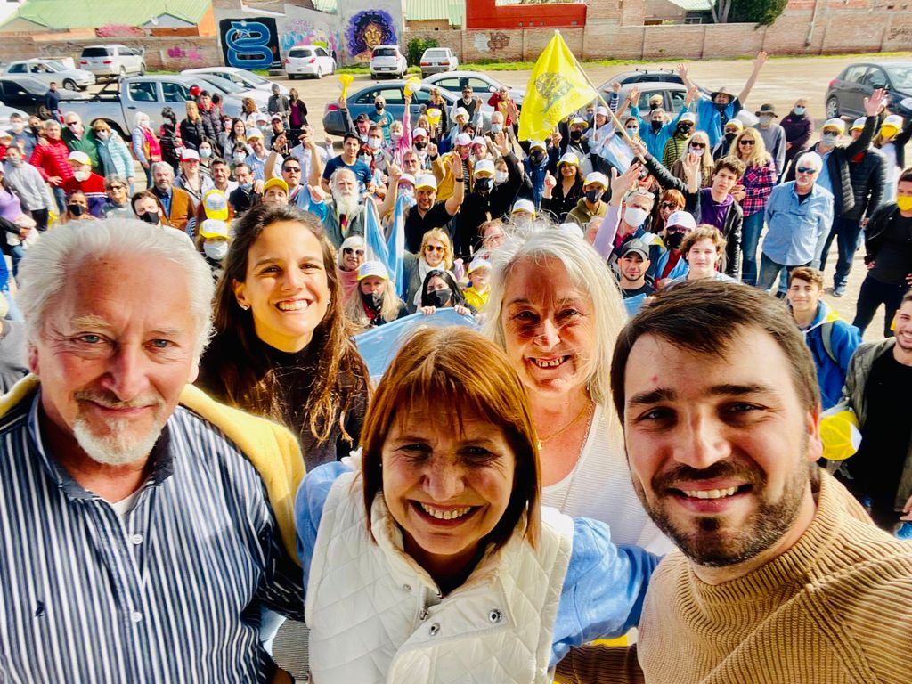 ElComodorense's tweet photo. #Legislativas2021 @PatoBullrich: “@NachoTorresCH y @AnaClRomero son la mejor opción para ponerle un freno a la corrupción y a la demagogia en Chubut”
⏩Leé la nota completa acá: https://t.co/6Ii6vLJxU7 https://t.co/J8WmYG9eYN