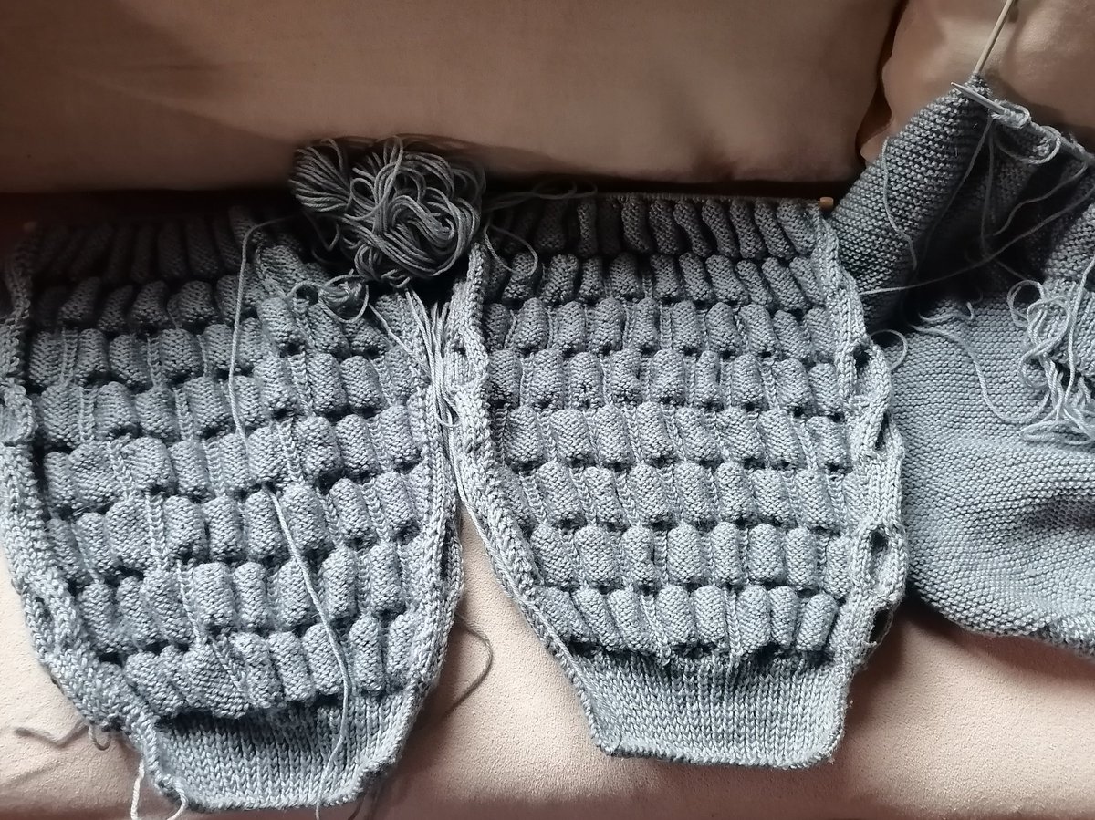 LaEufe's tweet photo. 🧶 Terminando mi proyecto en gris 💖
#tudiseñadorapersonal #tejiendohistorias #knitdesigner #knitweardesigner #knitting #knittersofinstagram #knitter #knitters #HechoaMano #tejer #amotejer #PuntoArbol https://t.co/ForQe4HOKB