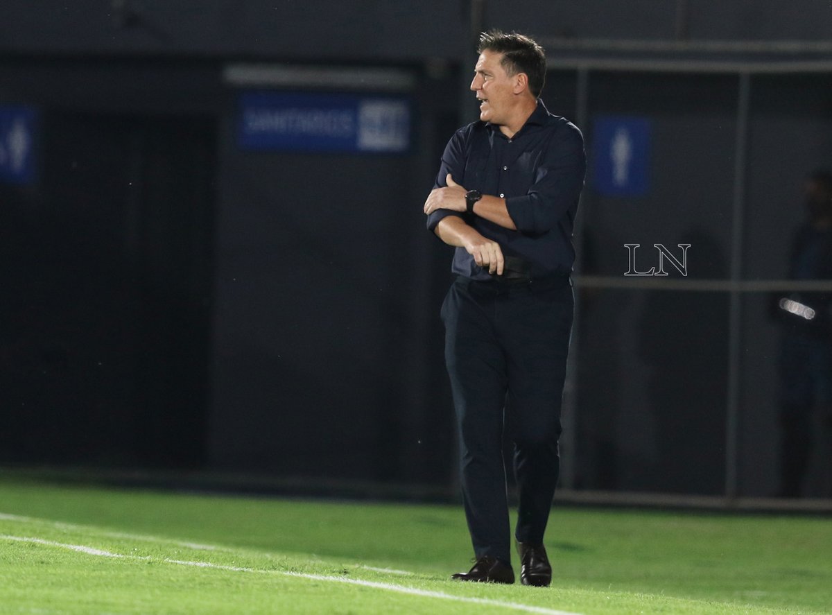 versusparaguay's tweet image. Encuesta:

¿Eduardo Berizzo debe dejar de ser el DT de la Albirroja?

RT: Sí.

MG: No.

📸: Néstor Soto.