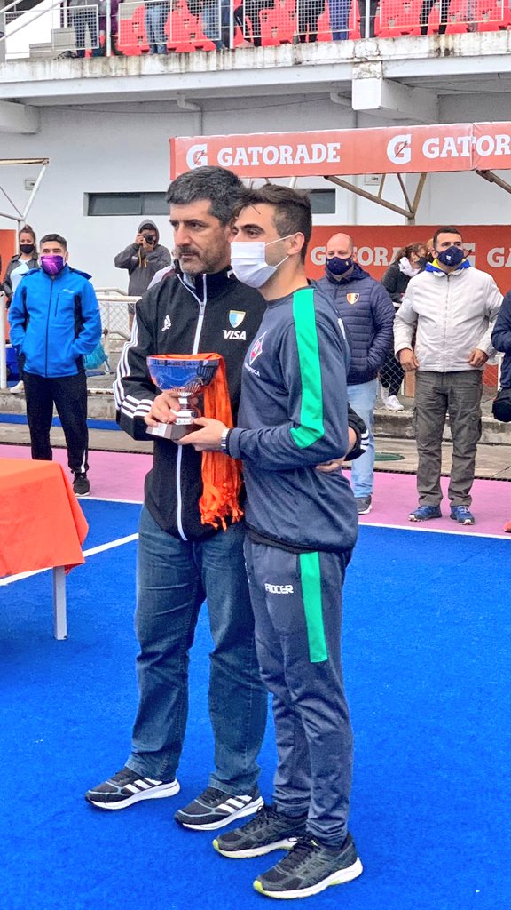 CLUBHUIRAPUCASC's tweet photo. El plantel de #HockeyCaballeros, 1era División, ratifica su condición de campeón, al salir nuevamente Campeón en el "Torneo Regional A", realizado en Tucumán.
Muchas felicidades al Equipo y  Staff Técnico, que año!!! ❤️💚🏑 https://t.co/xKVy30Mypd