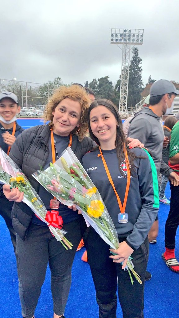 CLUBHUIRAPUCASC's tweet photo. El plantel de #HockeyCaballeros, 1era División, ratifica su condición de campeón, al salir nuevamente Campeón en el "Torneo Regional A", realizado en Tucumán.
Muchas felicidades al Equipo y  Staff Técnico, que año!!! ❤️💚🏑 https://t.co/xKVy30Mypd