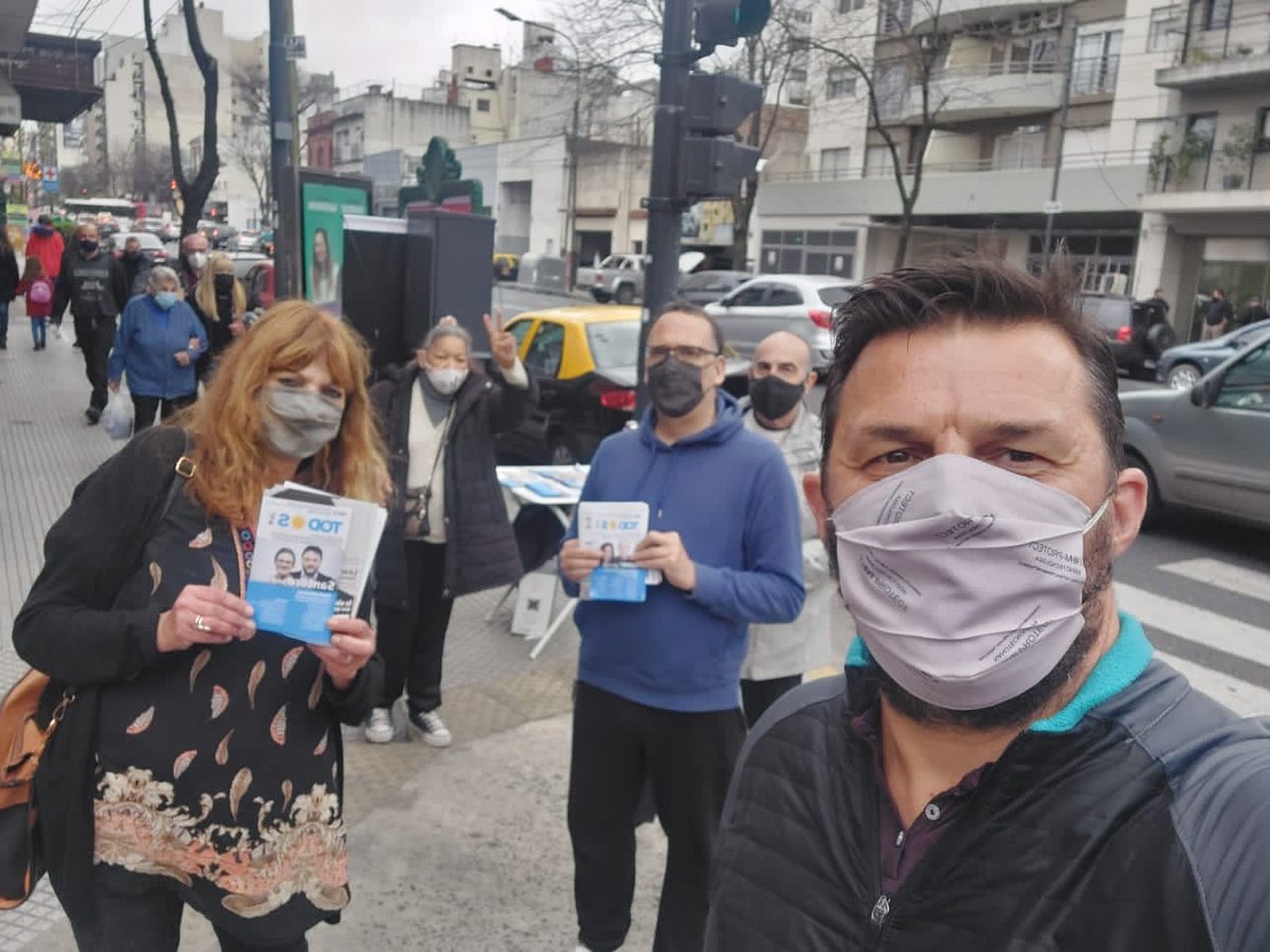 FComuna5's tweet photo. Volanteo de campaña ☀️🇦🇷
Estuvimos en todos los puntos de nuestra comuna entregando boletas y charlando con lxs vecinxs de las propuestas de @todoscaba
#LaCiudadQueQueremos ❤️ https://t.co/k8iVeL4gT7