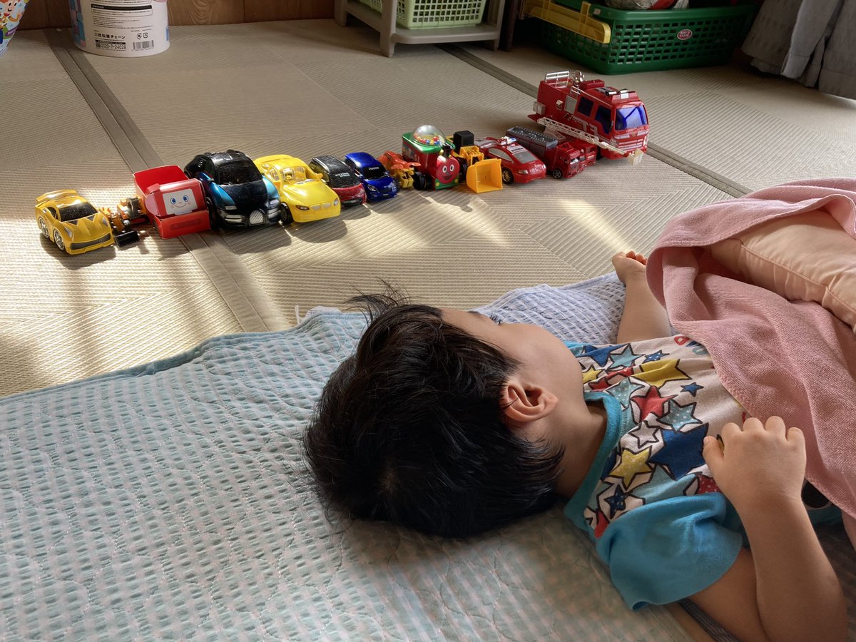 実家に泊まり、朝起きたら
車のおもちゃ並べてました🚗

出動体制だそうです😊