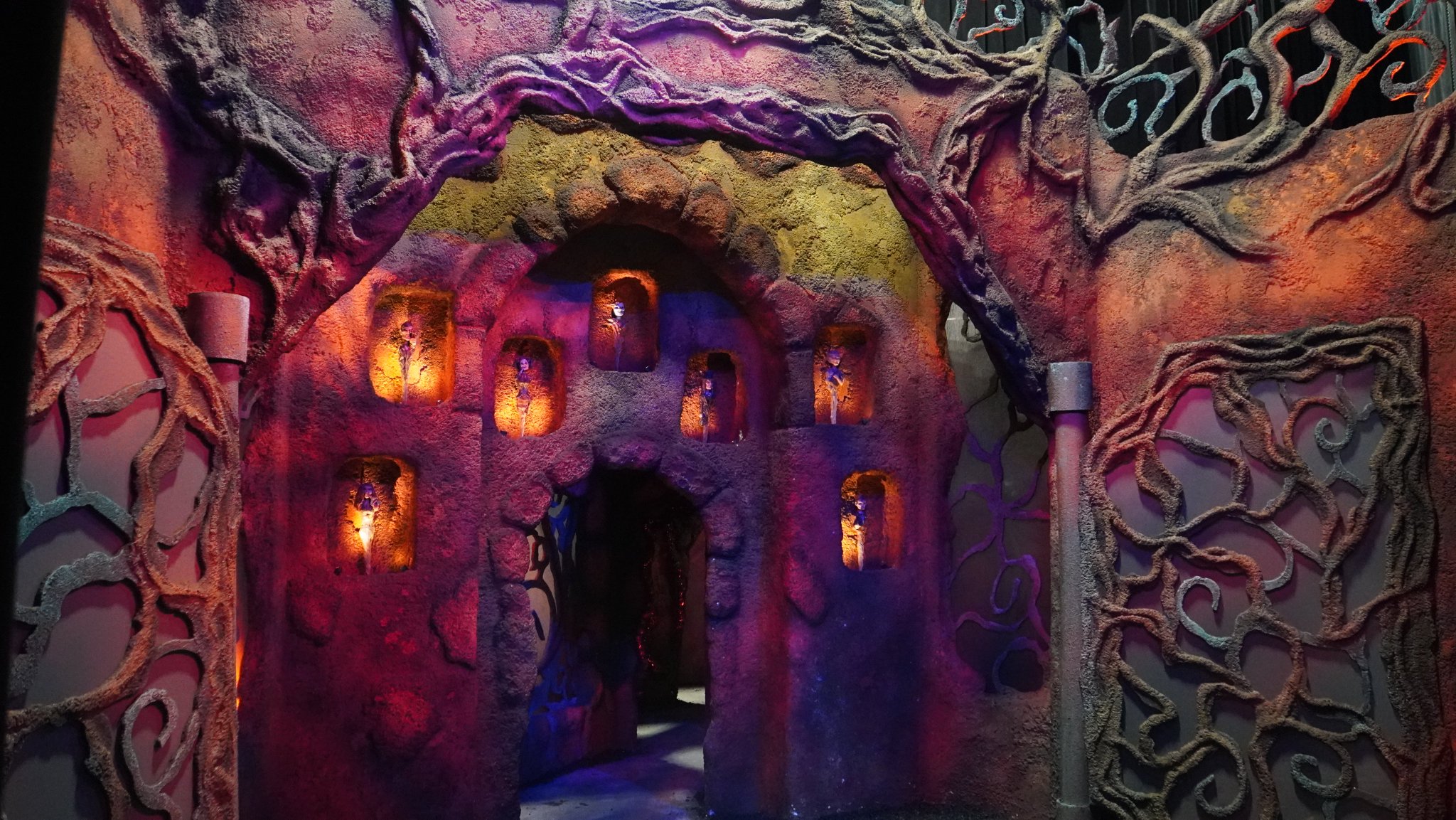 bioreconstruct on Twitter: "Entrance of the #HHN Halloween Horror Nights Icons: Captured house 