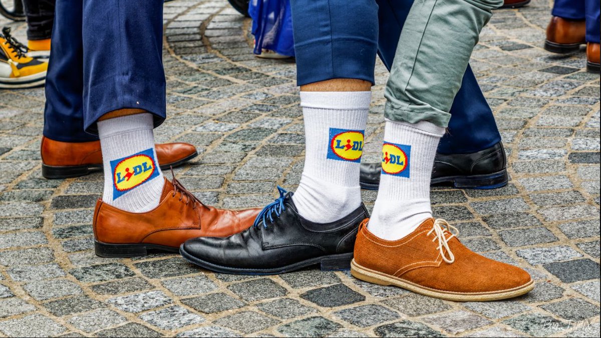 Dat_Squalou's tweet photo. Toujours avec nos chaussettes Lidl même pendant un mariage !
Vous n'auriez pas des Bob Lidl pour continuer à vous représenter Lidl ? #Lidl #TeamLidl https://t.co/77tJh8DgdX