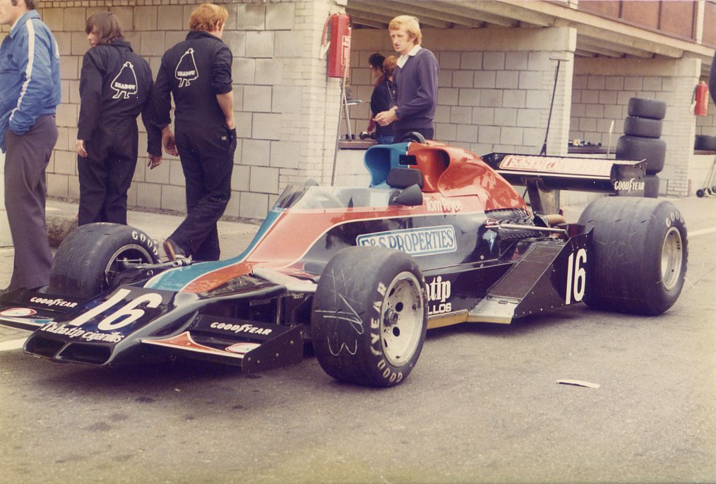 UnracedF1's tweet photo. Tom Pryce his Shadow Racing DN8 in the pits during the Dutch Grand Prix in 1976. #RetroF1 #F1 #Formula1 #ShadowRacing #DutchGP https://t.co/PRy6a5bj7K