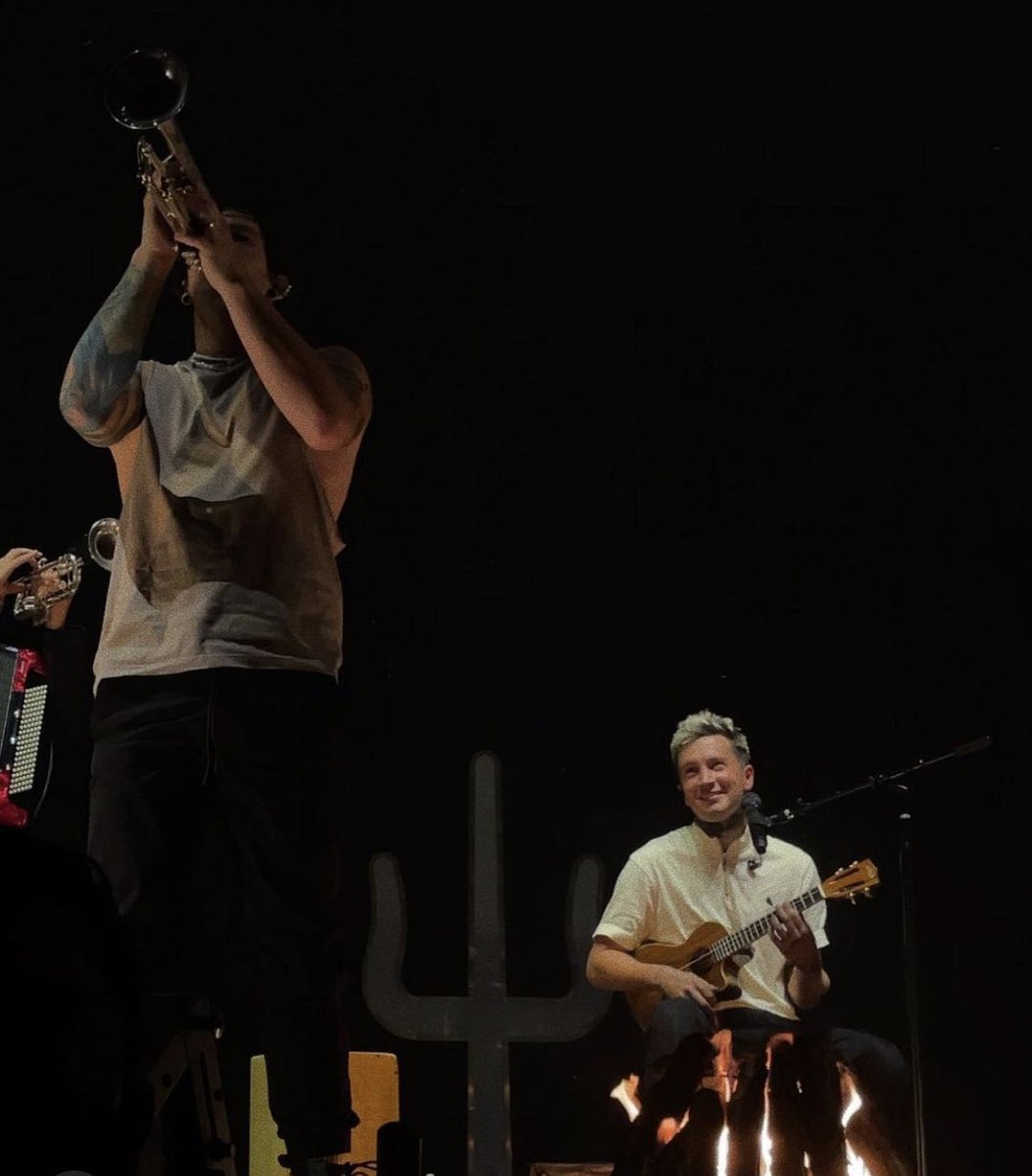 softestbandito's tweet photo. NO IM GONNA CRY LOOK AT THIS PHOTO??? TYLER IS SUCH A SAP WHY IS HE LOOKING AT JOSH LIKE A PROUD DAD https://t.co/NzsMxXAKOX