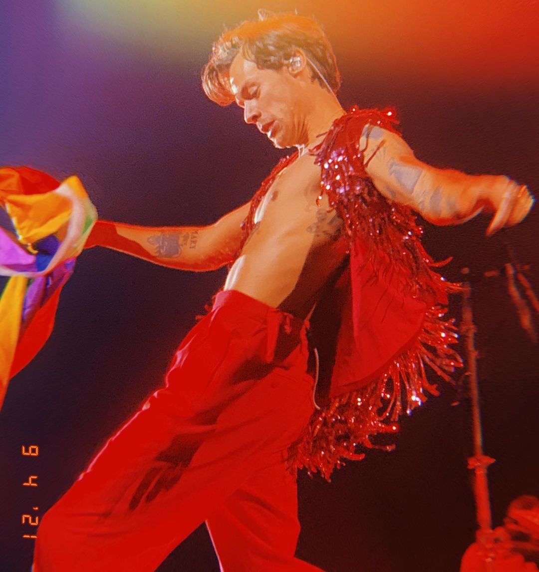 hsdtogethertour's tweet image. Harry on stage in Las Vegas, NV - September 4 (📸: kaitymkelly on IG)