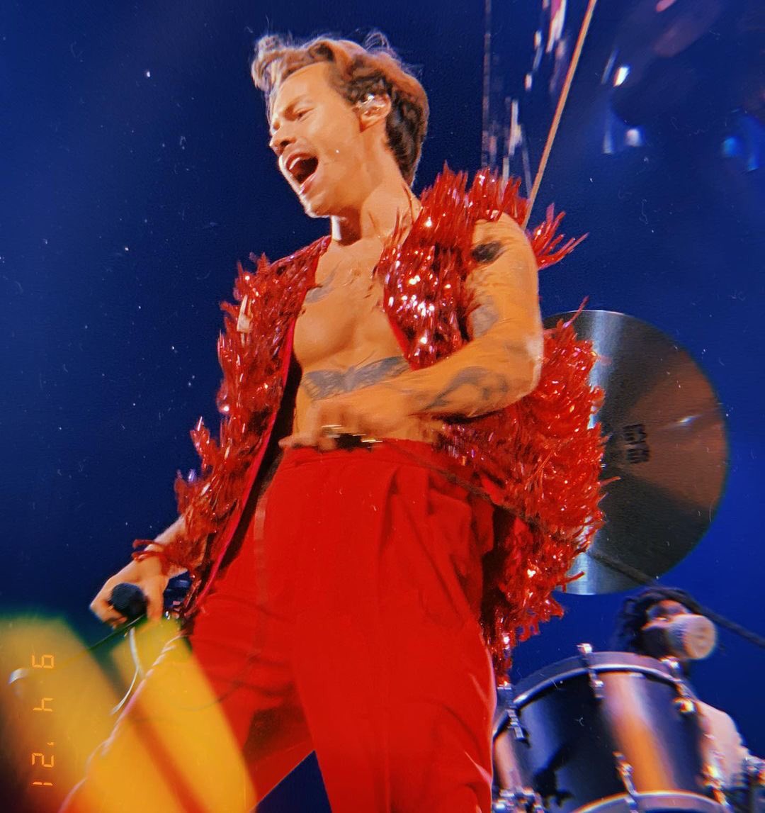 hsdtogethertour's tweet image. Harry on stage in Las Vegas, NV - September 4 (📸: kaitymkelly on IG)