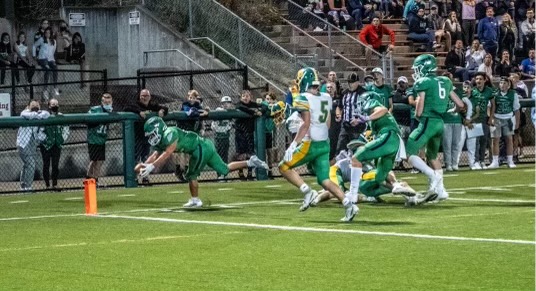 falcon_gridiron's tweet photo. Congratulations to the Woodinville Falcons football team in winning their season opener against Bishop Blanchet by a score of 29-26. Here is Henry Nichols scoring the go ahead TD in the 4th quarter. #44Strong #FalconPower https://t.co/E7eHs8BCyL
