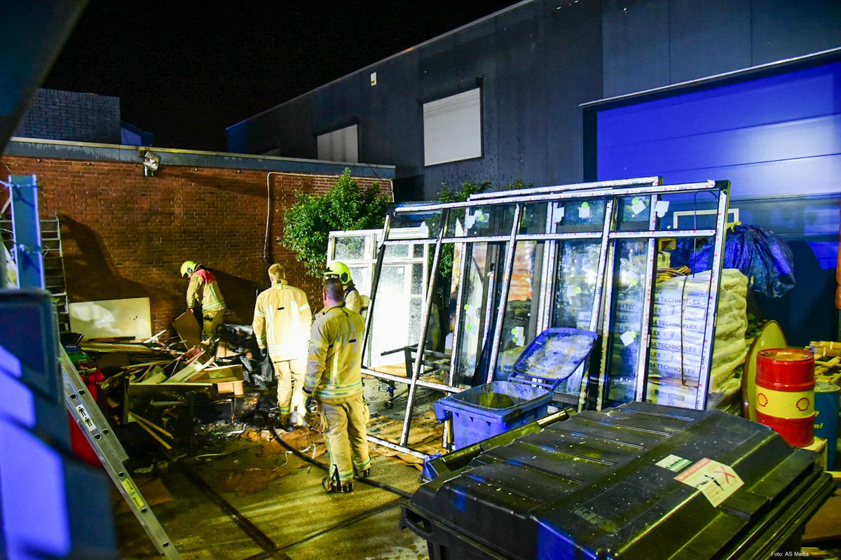 Brandweer blust brand bij kringloopwinkel Rotterdam. 112Rotterdam.