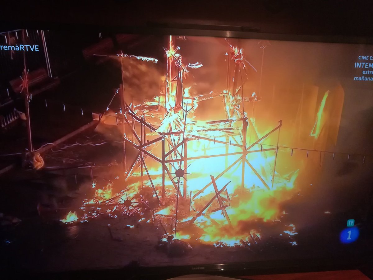 Ustrinum's tweet photo. Des de lluny però sempre valencià!
Visca València! #nitdelacrema #viscavalencia #falles2020 https://t.co/4BDslo1OEm