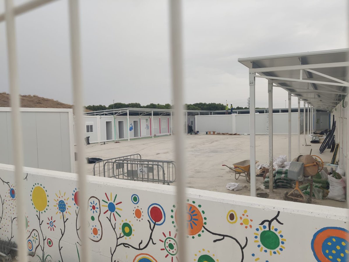 ajo041's tweet photo. @AMPACdelBosque Una vergüenza la dejadez de @felipefaci y su gobierno @aragonpsoe defensores de la escuela pública se decían… este es el #ceipmariazambrano q hace Tres años debería estar construido, hoy más parece una cárcel.. #PaseosMariaZambrano #Facidimision @aragontv https://t.co/BZE4ITow8N