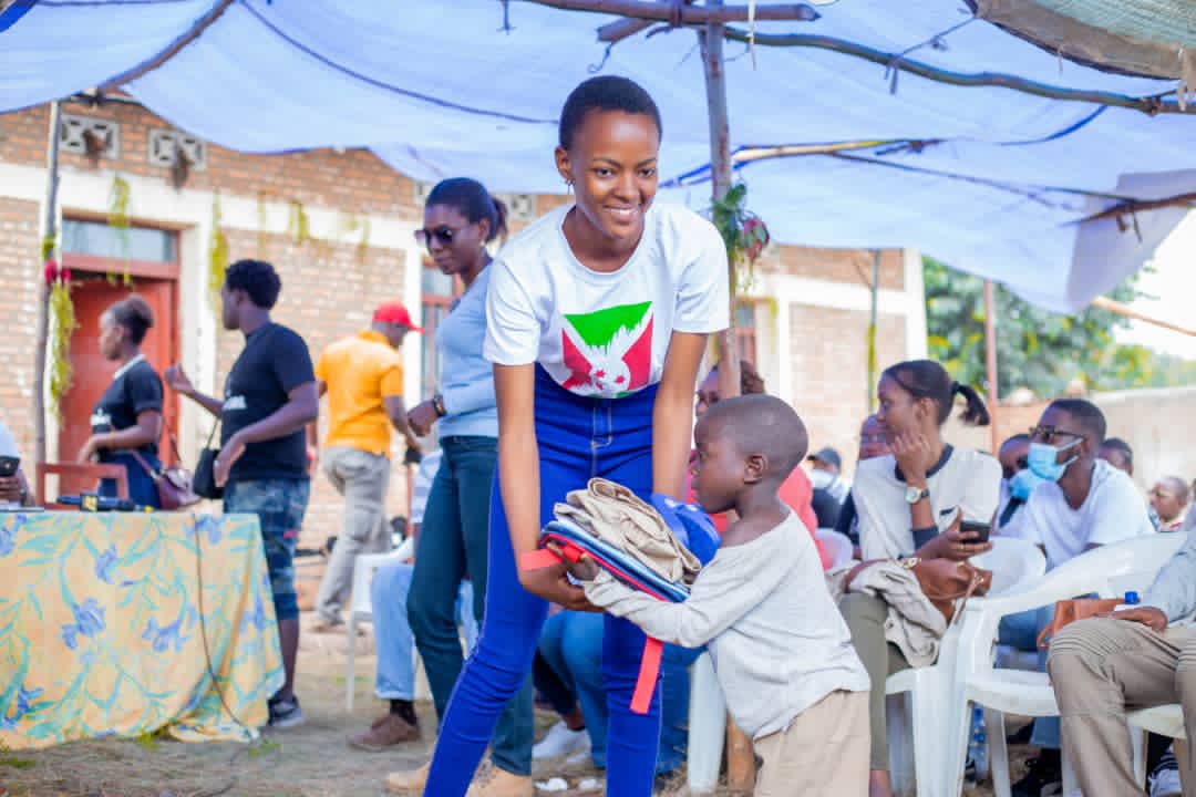 honest_act's tweet photo. En marge de ces activités,j'ai participé à la remise des Kits scolaires.C'était un moment de joie pr #HonestAct de me retrouver encore une fois entourée par ces coeurs gentils qui ont bésoin de l'aide pour le bien-être de leurs familles.Merci à @Chancelle_B& à l'@EnfantBurundais. https://t.co/ula0kWEva1