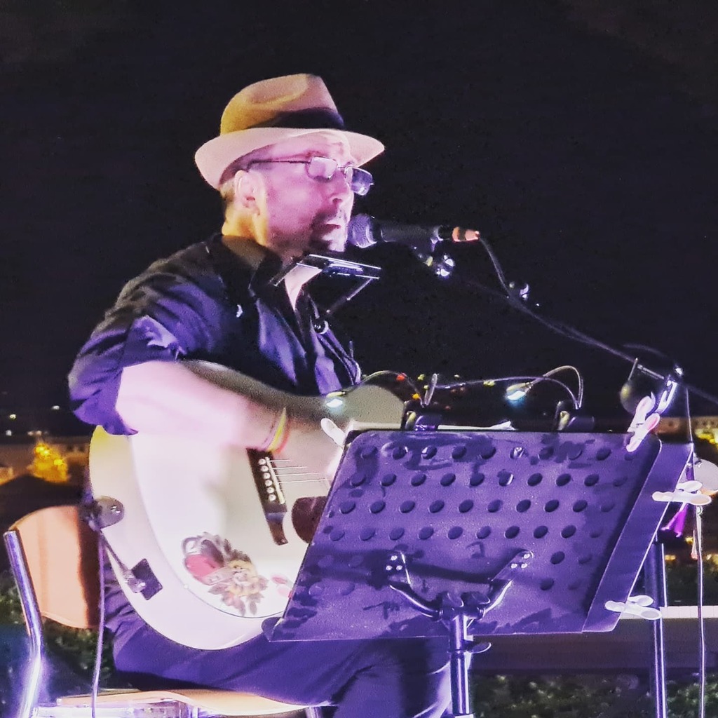 ToledoVoix's tweet photo. Y como coda final, voz y palabra en la guitarra y el verso del inmenso @angelpetisme 

GRACIAS
Y
AUNQUE NADA ES PARA SIEMPRE
LA POESIA
DE POR SÍ 
PERMANECE
.
..
...
#voixvivestoledo2021 #voixvives #poesiayresistencia https://t.co/6SMxIGjfmV https://t.co/QsYlRH6ITp