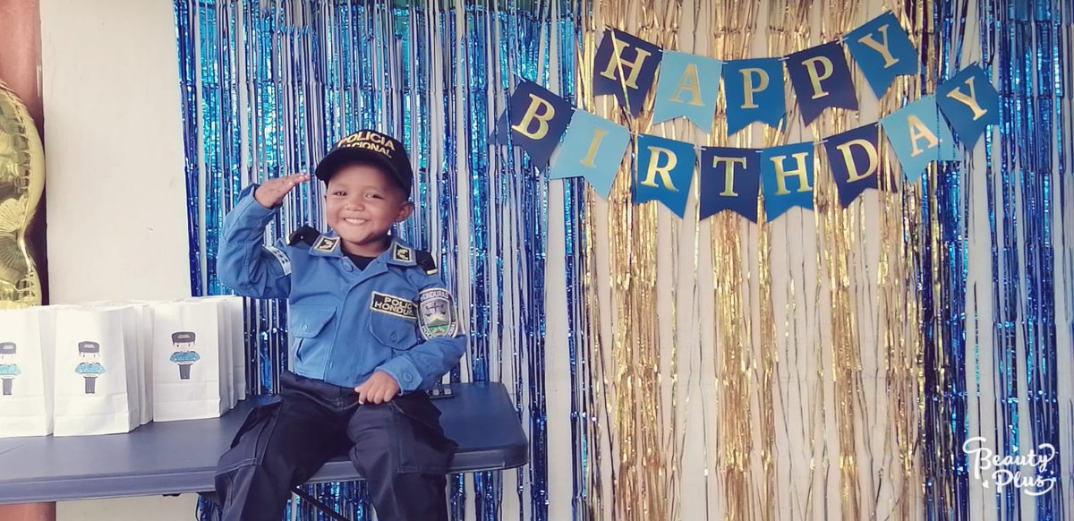 PoliciaHonduras's tweet photo. 🪅#MuchasFelicidades🎊🎉 | Al pequeño Cristofer Joan Cerrato por estar cumpliendo su tercer añito de vida

Joan celebró su cumpleaños vestido con el uniforme de la Policía Nacional, ya que de grande desea formar parte de tan noble institución policial 👮🏻‍♂️ https://t.co/yIib8wnBKK