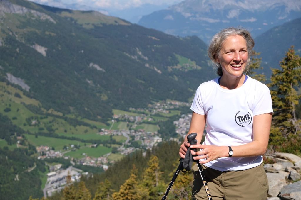 Na deze koude nacht worden we wakker met het prachtige geluid van de enorme koebellen die de enorme koeien met een brede leren riem om hun nek hebben hangen. Gistermiddag hebben we het melken gezien en de net geboren kalfjes. 
Lees verder bij dag 2: melania.nl/tour-du-mont-b…