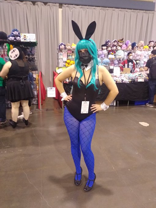 I wasn't going to dress up this weekend but Bunny Bulma is life! Got to walk around with a dashing adventurer<a href="/tag/bunny"class="tags"><span>#bunny</span></a><a href="/tag/cosplay"class="tags"><span>#cosplay</span></a><a href="/tag/bulma"class="tags"><span>#bulma</span></a><a href="/tag/dbz"class="tags"><span>#dbz</span></a>