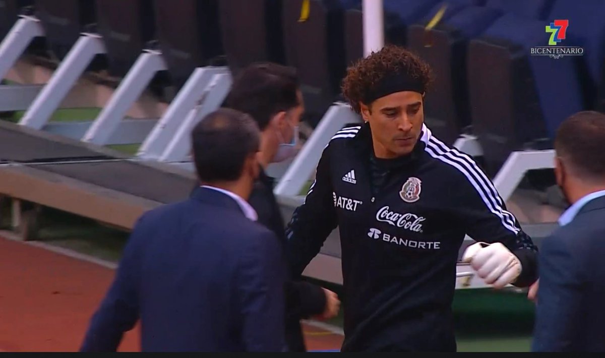 tdmascrc's tweet photo. El mejor portero de la Concacaf y Memo Ochoa https://t.co/9YNlQLJiSc