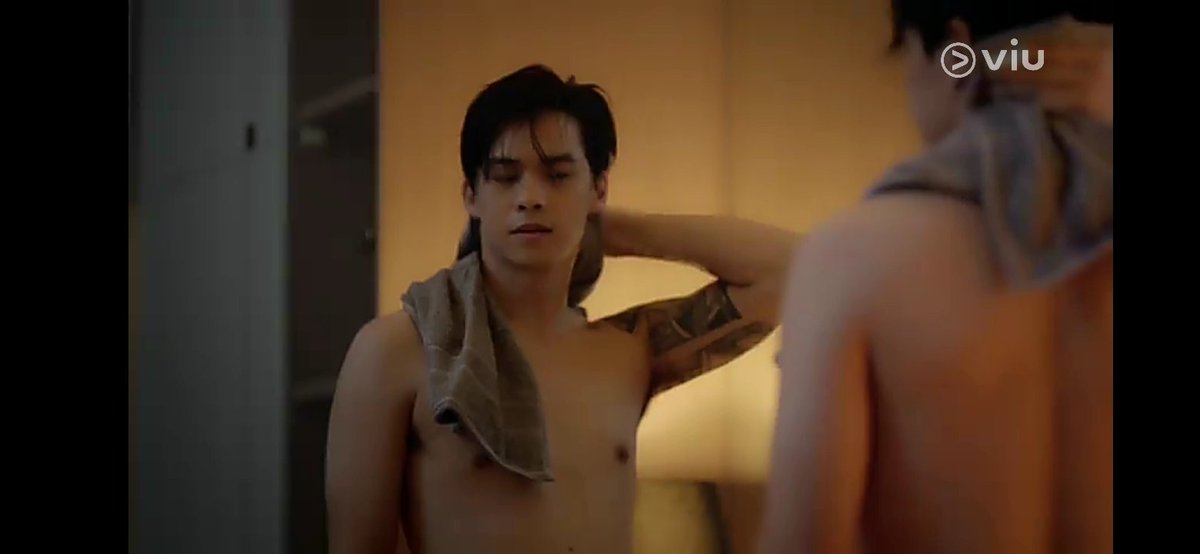 AsianjanresS's tweet photo. I like that aue is upbeat everytime his with aek looks aue lonely everytime his at home. Damn aue has nice tat and body. Aek starts to work with aue as chef looks like the female lead is aue rival in the culinary world
#BiteMeTheSeries
#THECHEFISIN
#EP2 https://t.co/VwK42lc2Z7