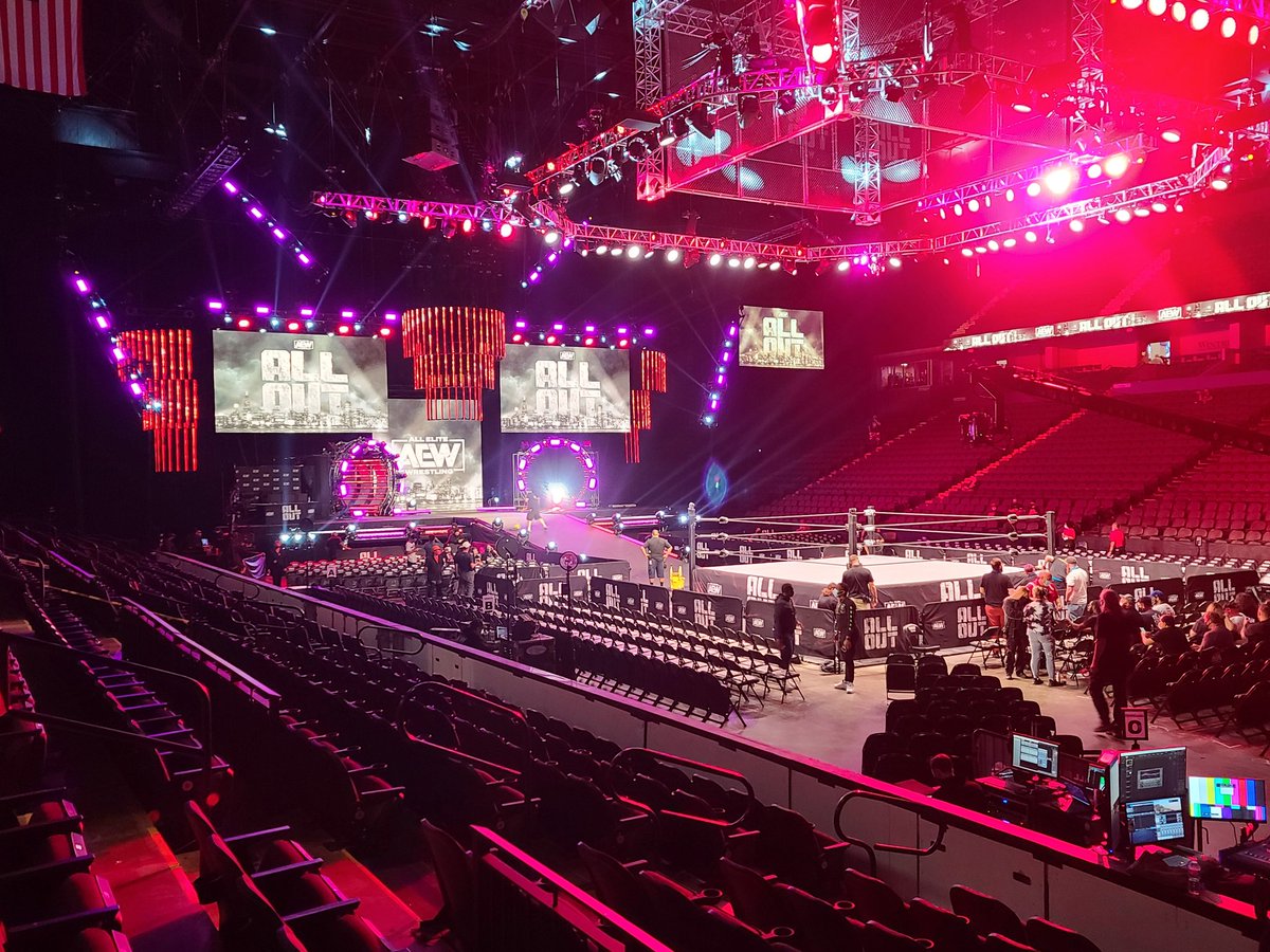 _denisesalcedo's tweet photo. I AM IN THE BUILDING!!!!🔥🔥🔥🔥🔥 #AEWALLOUT https://t.co/6sBZoAHsZt