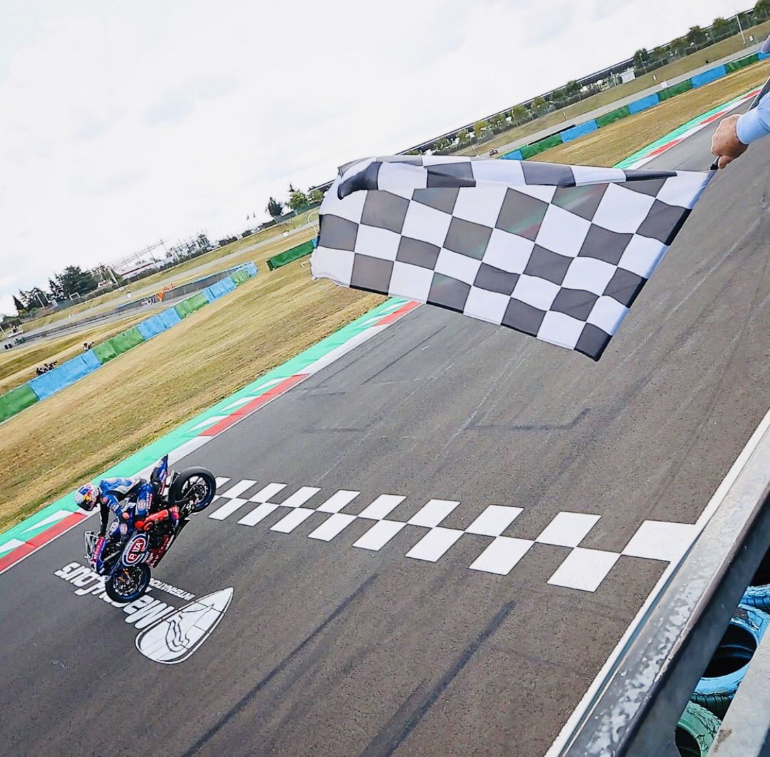 SebasPorto19's tweet photo. Grandes Postales del Round 8 @worldsbk #FRAWorldSBK 🇫🇷
Un Fin de Semana #afondo ✊ Amigos,Esto se Empieza a Poner Fantástico! 🔥💨
Gracias a Todos por el Cariño de Siempre,Vamos por Más Junto a @damonrelator 🎙 y Nuestro Gran Equipo #Fox3 🇦🇷
#wsbk #magnycourse
#argentina
#SP19 https://t.co/5GJZ4xG34m