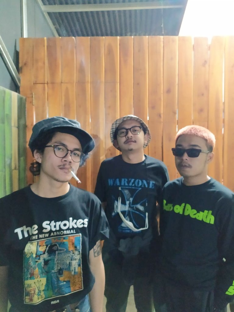 From this to this
Setelah 10 tahun kita bareng,kongkow,band2an ketawa ketiwi se konsisten itu saatnya kita berkarya, sehat2 terus semua
YOUNG TILL DIE!!! 
#wecelebrate10yearsbrotherhood🍺