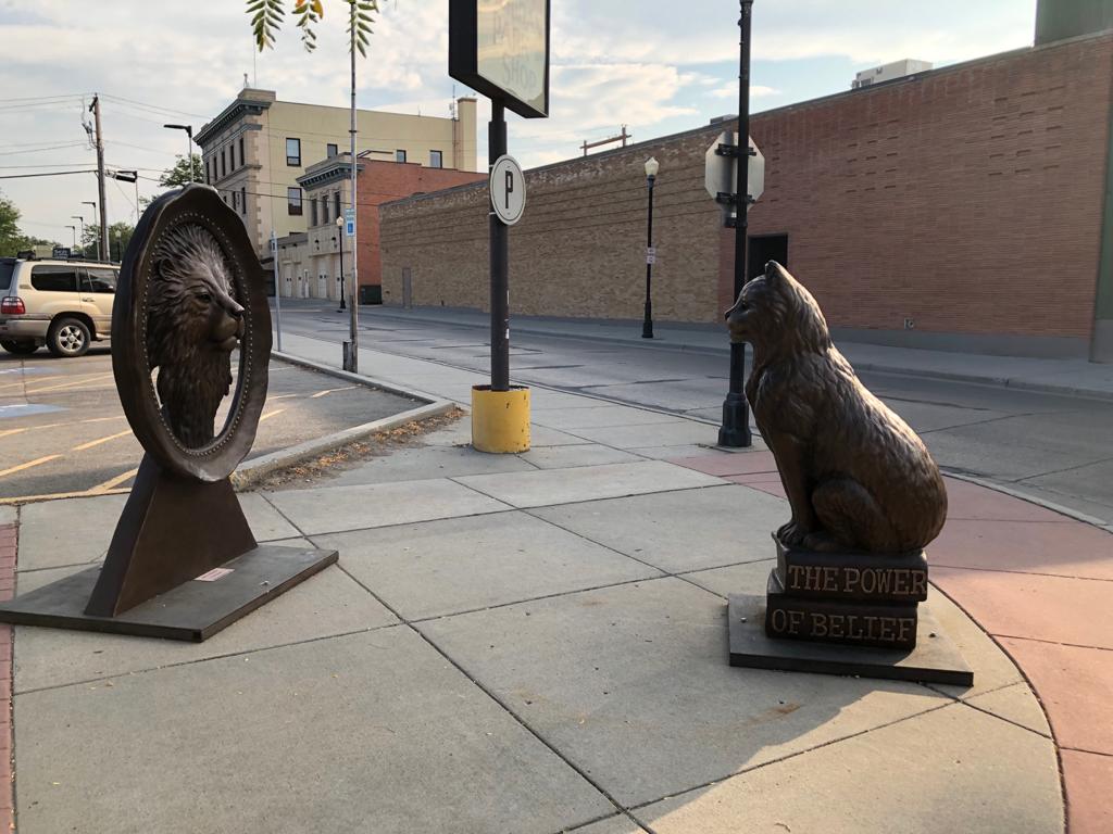 MaryMcisaac's tweet photo. This sculpture is in Sheridan Wyoming...the cat is looking in a mirror and sees his reflection as a lion...it is called 'The power of belief'. To all my friends in education as you begin this new year...may you carry with you the gentleness of a cat...and the strength of a lion! https://t.co/3u366lBTNu