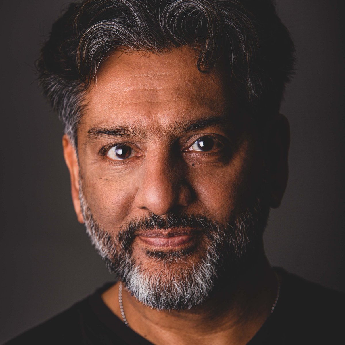 Super cool actor Nitin Ganatra dips into #McDonaldandDodds as top anaesthetist ‘Dr Dan McCartney’ at the exclusive plastic surgery clinic in #TheWaroftheRose 🌹

What happened under the knife?

<a href="/GanatraNitin/">Nitin Ganatra OBE</a> #Eastenders #CharlieandtheChocolateFactory #Hellboy
<a href="/ITV/">ITV</a> @sarahlewistv
