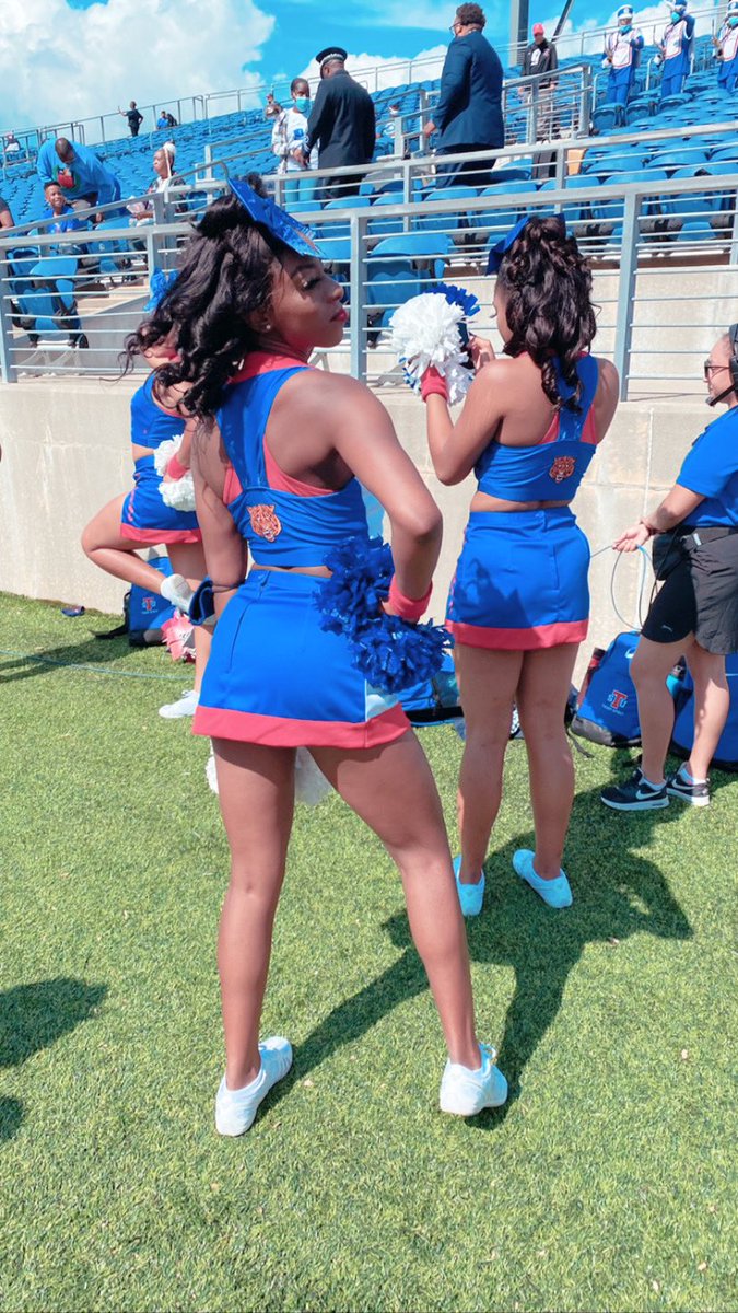 ZykeriaBrenae_'s tweet photo. Celebrity Status ! #tsucheer #tsu25 #therealtsu #tnstate https://t.co/gA5hKtziU2