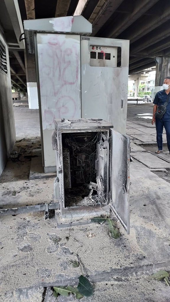 sunsernr's tweet image. ระบบควบคุม ไฟฟ้าแสงสว่าง พัดลมดูดอากาศ เครื่องสูบน้ำ ระบบตรวจวัดน้ำท่วม กล้องวงจรปิด ภายในอุโมงค์ดินแดง ชำรุดเสียหาย ไม่สามารถใช้งานได้นะครับ โดนพวกป่วนเมือง เผาทำลายทรัพย์สินราชการ ผู้ใช้เส้นทางผ่านอุโมงค์ดินแดง โปรดใช้เส้นทางด้วยความระมัดระวัง ลุ้นอย่าให้มีฝนตกหนัก ถ้ามีท่วมแน่