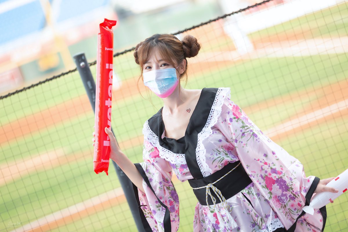 Jump_eli's tweet photo. 2021.09.05
Yokoso桃猿
『戀愛循環』&amp;和服應援
在大太陽中連雨神都忍不出露臉看了幾眼。

#倪暄 #倪暄Eli  #エリ 
#RakutenGirls #楽天ガールズ
#楽天ガールズ倪暄 #RakutenGirls倪暄
 #樂天桃猿 #野球  #人像 #写真 https://t.co/2V4lLh4Vo2