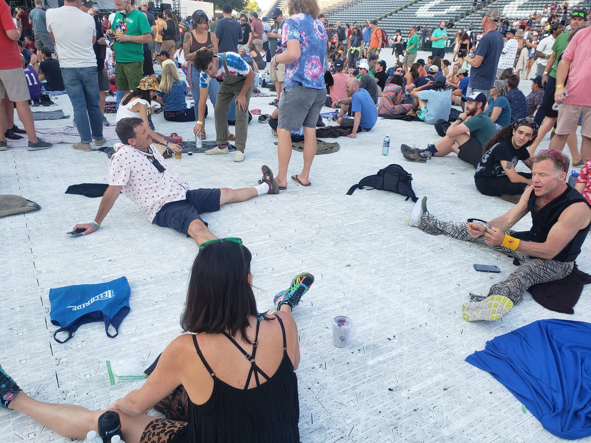 Jahphone's tweet photo. Phish phans being the absolute worst. 

A literal quote "Can you believe they took our blanket"

Yes. I'm glad. Thank you @DICKS for at least trying. https://t.co/1gnafYpaVH