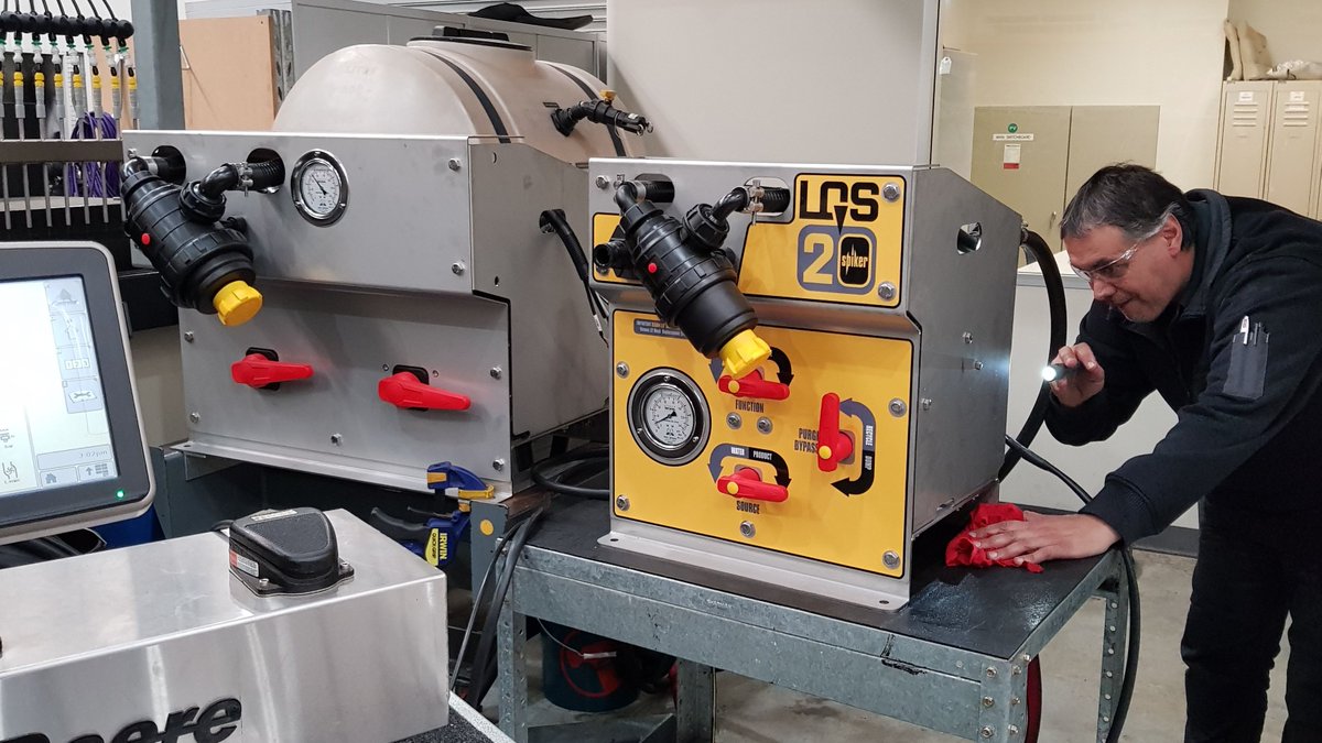 LQSystems's tweet image. Running modules in-series - inject fungicide (300ml/Ha + H2O bulked up to 2 L/Ha) into main line of UAN 70 L/Ha, 8 K/Hr, 29 outlets, 30’ bar
Image: Testing LQS20 Spiker in-series w/main module
#LQS20SPK #liquidapplication #fungicide #infurrow #multipleliquids #onepass #rightrates