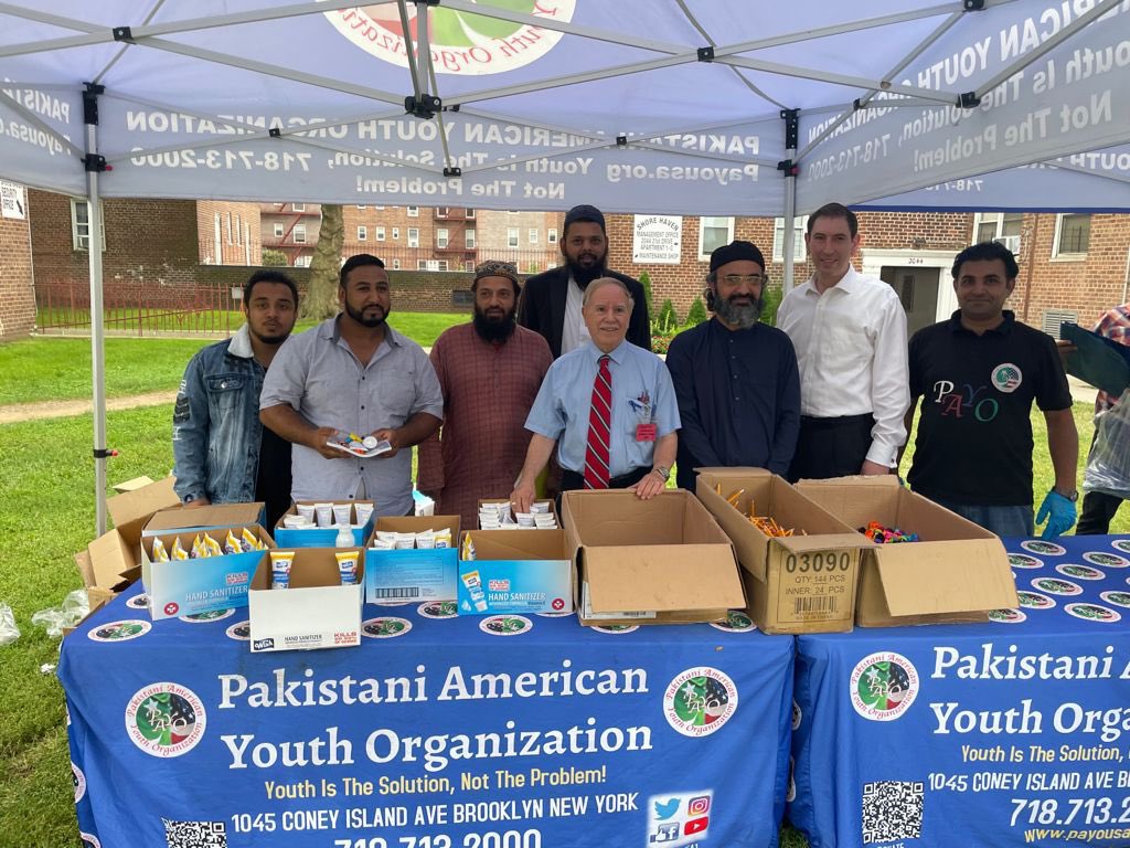 ChaimDeutsch's tweet photo. Great to co-host a Back to School giveaway today with Assemblyman @AMWilliamColton, @payousa1, @Imamahmedali, @JabaranAkram, and so many others.

At a time when so many of our fellow New Yorkers are struggling, it is wonderful to see truly caring people step up to help. 🎒 ✏️ 📓 https://t.co/LDcVaWJcsa