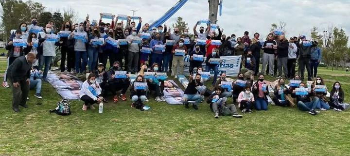 UnidadMilitante's tweet photo. Seguimos llevando a los vecinos de City Bell y del casco urbano (circuito 501) las propuestas del @FrenteDeTodos para mejorar más aún #LaVidaQueQueremos! 
Y sentimos el fuerte apoyo de la gente✌️
Ayer nos acompañó la candidata @vtolosapaz (en la foto, abrazando a la compa Lili) https://t.co/JG3UGXQRrQ