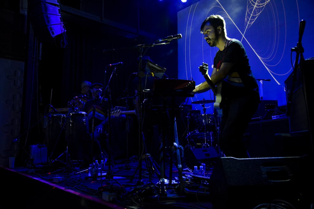 HipnosisMX's tweet photo. Muchos colores y ritmos encendieron anoche, el @ForoIndierocks en compañía de @sonidogayonegro. ¡Cumbia psicodélica en todo su esplendor! 💃🏽🕺🏼🐓🔥

📸 Alan Espinoza https://t.co/fbbD05oIBv