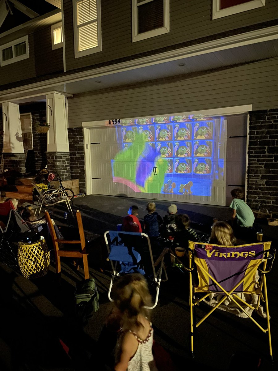 Labor Day weekend with amazing weather… why not have a neighborhood movie night! 20+ kiddos watching the REAL Space Jam with MJ and parents get bonfire time to converse. Can’t get better! #Neighbours #weekendvibes #Minnesota #drivewaydrinkers https://t.co/j9EZsDwuAW