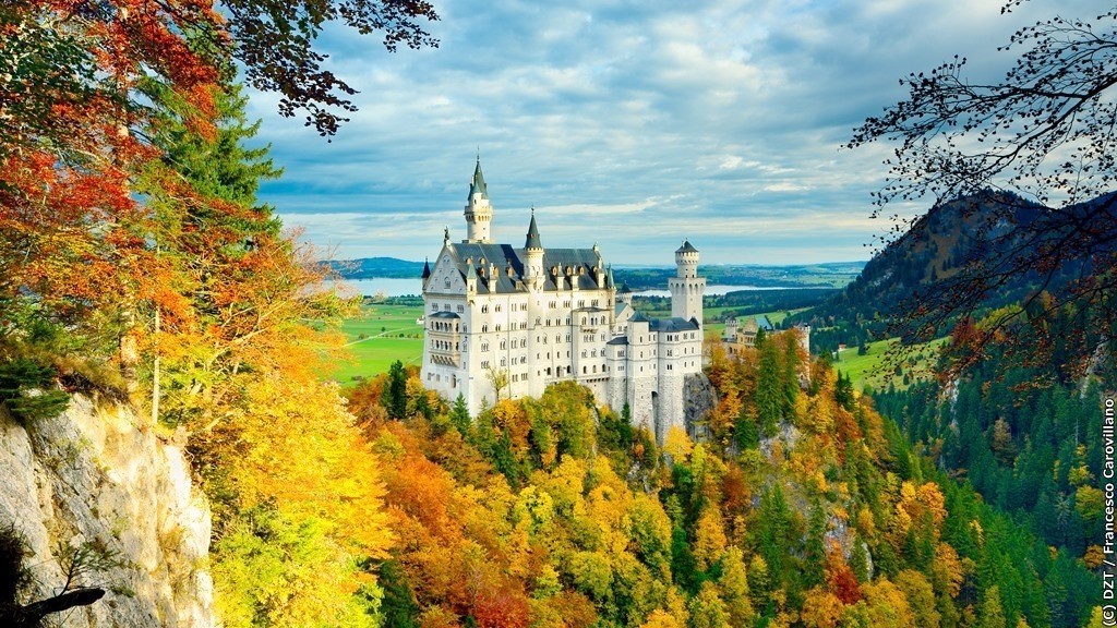 ドイツ観光局 9月に入ってから 朝夕めっきり涼しくなりましたね ドイツにも秋の足音が 日本に比べれば短い間ですが ドイツも紅葉するんですよ ノイシュヴァンシュタイン城の周りも秋が深まれば写真のように紅葉してきます 紅葉の白鳥城も一度は見