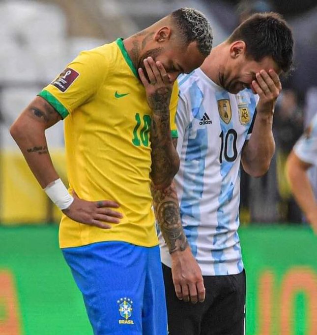LaVidaYElCanto's tweet photo. - Hagamos el mismo gesto Neymar.

- Para qué Lío?

- No sé, pero volverá en miles de tuis! https://t.co/tqpFWxC63B